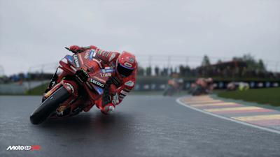 Screenshot aus MotoGP 25 zeigt Marc Márquez bei einem Regenrennen.