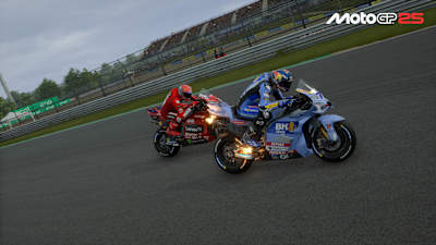 Capture d'écran de MotoGP 25 montrant Alex Marquez dépassant Marc Marquez.