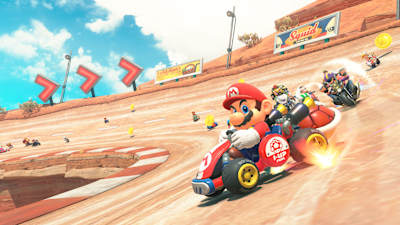 Mario et d'autres personnages du jeu Mario Kart World sur Nintendo Switch 2 dérapent sur un circuit dans le désert.