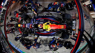 Oracle Red Bull Racing RB20, 2024 KatarGrand Prix'si sırasında pit stop yapıyor.