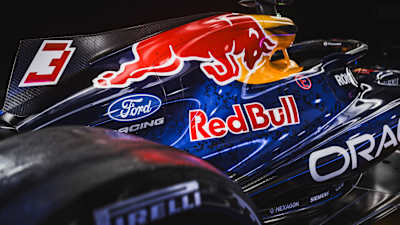 O carro da Oracle Red Bull Racing de 2026 exibe sua nova e ousada pintura em Detroit, com a marca dinâmica e os logotipos da Ford.