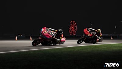 Zrzut ekranu z RIDE 6 pokazuje nocny wyścig z klasycznymi motocyklami