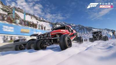 Screenshot aus Forza Horizon 6 zeigt ein Offroad-Rennen im tiefen Schnee