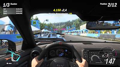 Screenshot aus Forza Horizon 6 zeigt ein Rennen aus der Cockpit-Perspektive