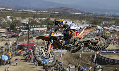 Jeffrey Herlings flies through the air in Glen Helen in 2016. 