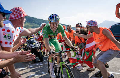 Le cycliste Wout van Aert porte le maillot vert lors du Tour de France 2023.