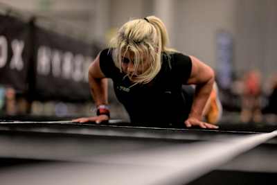 Une athlète réalise une pompe lors d'une compétition Hyrox à Cape Town, en Afrique du Sud.