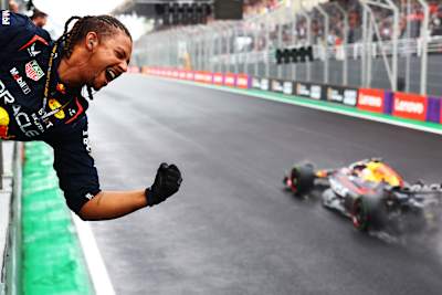 Um mecânico da Red Bull Racing comemora a vitória de Max no Brasil em 2024