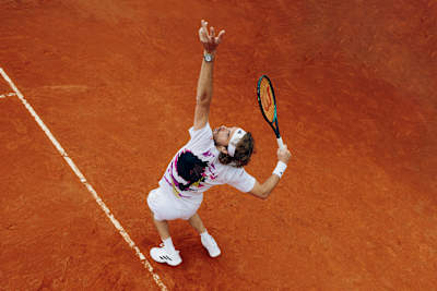 Stéfanos Tsitsipás führt einen Aufschlag während eines Tennisspiels aus.