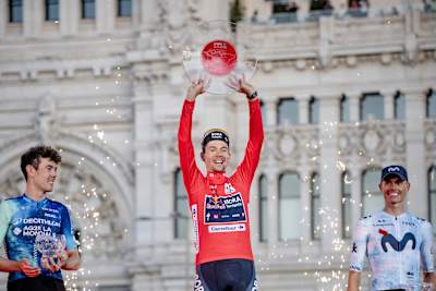 ラ・ブエルタ2024優勝を喜ぶログリッチ