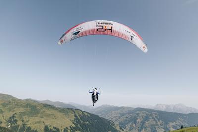 Des cimes enneigées à l’été verdoyant, les Alpes offrent bien plus que le ski : ici, l’aventure prend son envol en parapente.