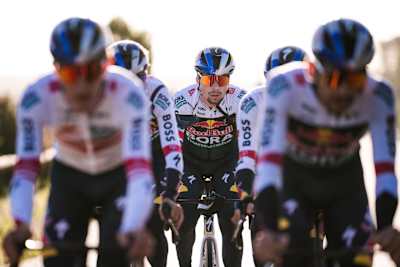Primož Roglič roule au cœur du groupe Red Bull – BORA – hansgrohe lors d'une sortie d'entraînement, entouré de ses coéquipiers.