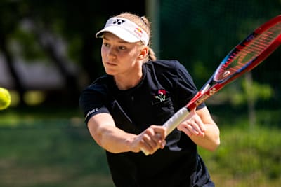 La joueuse de tennis Elena Rybakina prépare lors d'un entraînement.