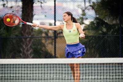 La joueuse de tennis américaine Emma Navarro s’entraîne sur le court en préparation de la saison.