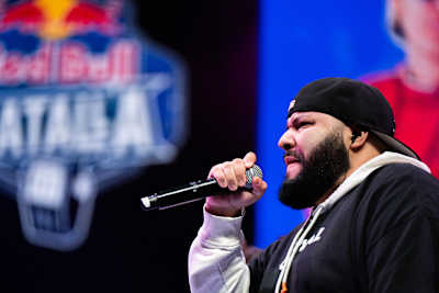 Lancer Lirical irrumpe en el escenario de la Red Bull Batalla Final Sudamérica 2026 en Bogotá, Colombia, ofreciendo una electrizante actuación de hip hop bajo los focos