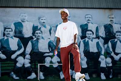 Le footballeur international espagnol Nico Williams pose pour un portrait avec un ballon de soccer à Bilbao, en Espagne.