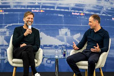 Jürgen Klopp et Oliver Mintzlaff sur scène au Hangar 7 à Salzbourg