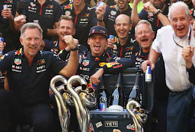 Max Verstappen und das Team von Oracle Red Bull Racing feiern den Sieg beim Großen Preis von Italien 2023 in Monza.