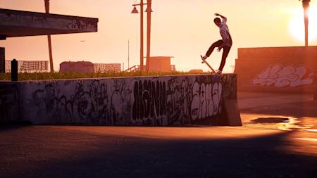Ein Skater vollführt einen Slide-Trick auf der Mauer eines Skateparks.