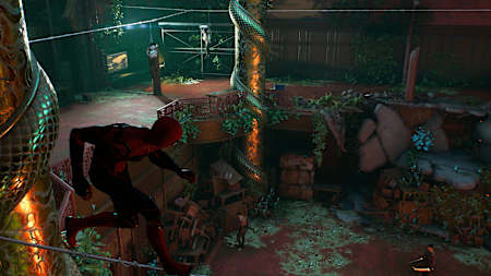 Screenshot aus Marvel's Spider-Man 2 zeigt Spider-Man auf einem Netz-Seil beim Schleichen.