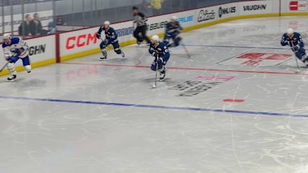 Captura de pantalla de NHL 25 que muestra un contraataque del EHC Red Bull Munich