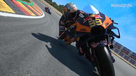 Una schermata della MotoGP mostra Brad Binder sulla sua KTM al Sachsenring inseguito da Marc Márquez.