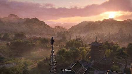 Captura de pantalla de Assassin's Creed Shadows que muestra a Naoe en una torre sobre un castillo.