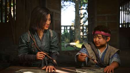 Captura de pantalla de Assassin's Creed Sombras que muestra a Naoe pintando con un niño.