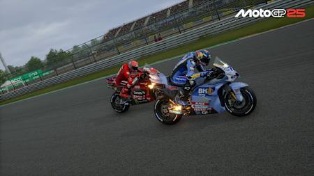 Una schermata di MotoGP 25 mostra il sorpasso di Alex Marquez su Marc Marquez.