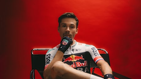 Прімож Рогліч позує на Майорці під час показу форми команди Red Bull - BORA - hansgrohe на сезон 2025 року.
