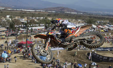 Jeffrey Herlings flies through the air in Glen Helen in 2016. 