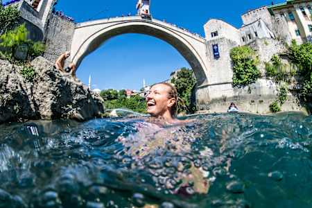 La plongeuse Rhiannan Iffland célèbre après son plongeon lors de l'étape des Red Bull Cliff Diving World Series en Italie. 
