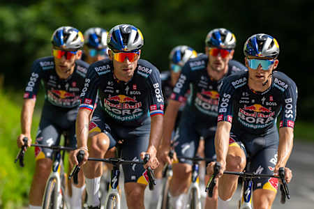 Sechs Fahrer testen die neuen Trikot und Bikes von Red Bull - BORA - hansgrohe.