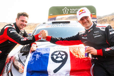 Sébastien Ogier célèbre son titre de champion du monde des rallyes 2025 lors du Rallye WRC d’Arabie Saoudite 2025 à Djeddah.