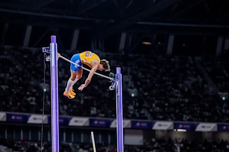 Armand Duplantis établit un nouveau record du monde à 6,30 m en saut à la perche.