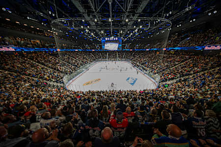 Inere volli Arena vibriere d Fans im Rhythmus vom NHL-Iishockeymatch.