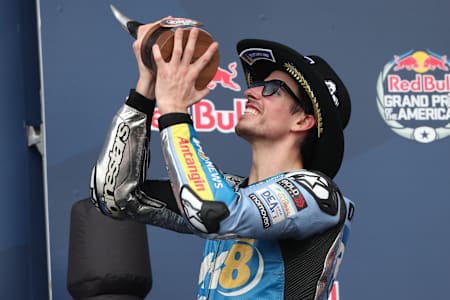 Le pilote espagnol Alex Marquez célèbre sa deuxième place sur le podium du Grand Prix des Amériques de MotoGP 2025, à Austin, aux États-Unis.