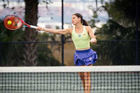 La joueuse de tennis américaine Emma Navarro s’entraîne sur le court en préparation de la saison.