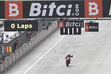 Brad Binder von KTM fährt als Sieger über die Ziellinie bei der MotoGP in Österreich 2021.