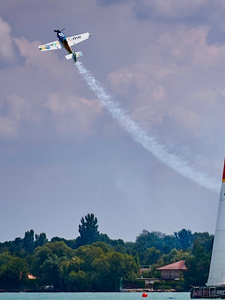 Le pilote de voltige français Mikaël Brageot en pleine performance pendant le championnat du monde Red Bull Air Race 2019.