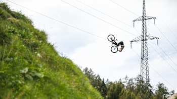 Emil Johansson compite en Slopestyle durante el Crankworx Innsbruck, en Austria, el 2 de octubre de 2020.