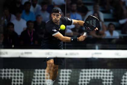 Alejandro Galán aus Spanien schlägt den Ball während des Finales der London Premier Padel P1 2026 im Olympia London, Großbritannien, am 9. August 2026.