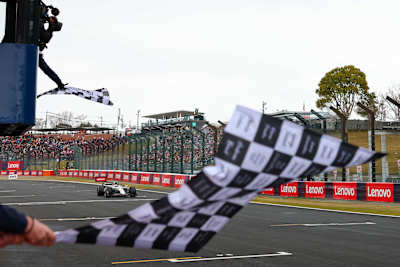 Rennsieger Max Verstappen sieht die Zielflagge während des F1 Grand Prix von Japan auf dem Suzuka Circuit am 06. April 2025 in Suzuka, Japan. 