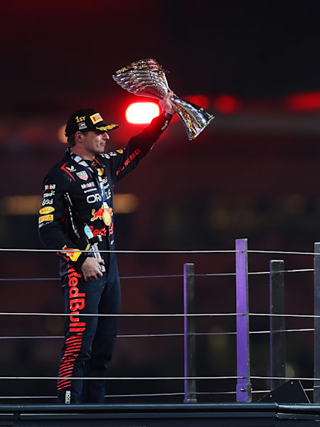 Max Verstappen en el podio del Gran Premio de F1 de Abu Dhabi en el circuito de Yas Marina el 26 de noviembre de 2023 en Abu Dhabi, Emiratos Árabes Unidos.