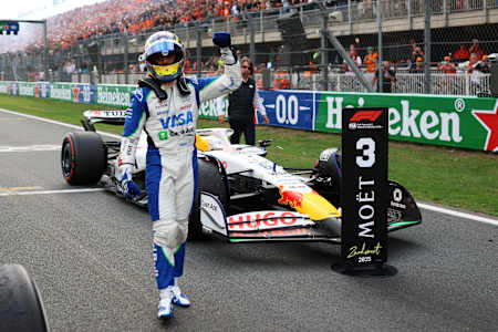 Trzecie miejsce Isacka Hadjara z Francji i Visa Cash App Racing Bulls świętuje w parc ferme podczas Grand Prix Holandii F1 na torze Zandvoort 31 sierpnia 2025 r.