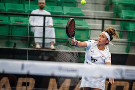 Іспанка Беатріс Гонсалес Фернандес змагається під час Ooredoo Qatar Major Premier Padel у Досі, Катар, 4 березня 2024 року.