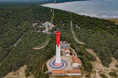 Fred Fugen et Vince Reffet des Soul Flyers volent en wingsuit près du Phare de la Coubre en Charente-Maritime.