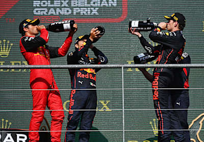Max Verstappen et Sergio Perez célèbrent sur le podium du Grand Prix de Belgique, quatorzième manche du championnat du monde de Formule 1 2022.