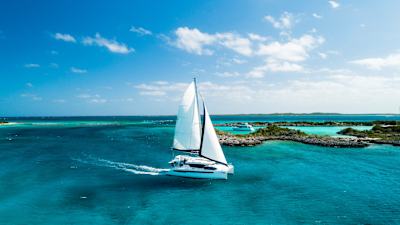 Un catamaran 4500 ; en tout petit sur le ponton : Althario, notre skippeur.