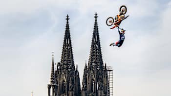 Beim Tsunami backflip fliegt Luc mit Handstand am Lenker durch die Luft.